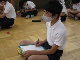 真剣にメモを取る児童 真剣にメモを取る児童