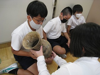 土器を手に取ってみる児童(2) 土器を手に取ってみる児童(2)