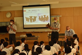 縄文土器や弥生土器について説明している様子