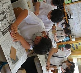 真剣に勾玉を作っている児童 真剣に勾玉を作っている児童