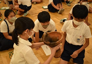 みんなで土器を見合う様子