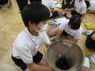 土器を見る児童 土器を見る児童