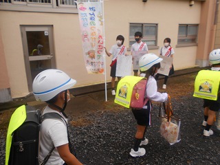 あいさつ運動の様子(2) あいさつ運動の様子(2)