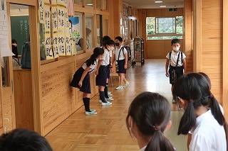 校舎内のあいさつ運動の様子(1)