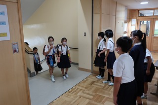 校舎内のあいさつ運動の様子(2) 校舎内のあいさつ運動の様子(2)