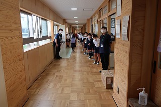 校舎内のあいさつ運動の様子(3)