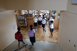 校舎内のあいさつ運動の様子(4) 校舎内のあいさつ運動の様子(4)