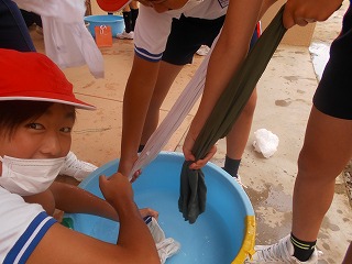 みんなで水を絞ります