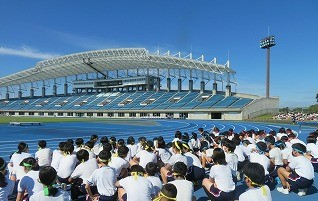 ケーズデンキスタジアムで並んでいる子どもたち