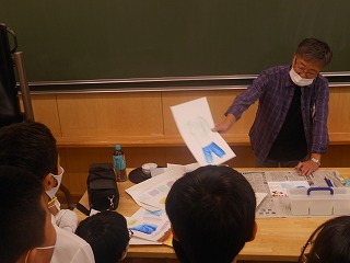 絵を見せながら説明する関先生 絵を見せながら説明する関先生