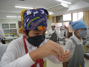 チーズをさいている児童 チーズをさいている児童