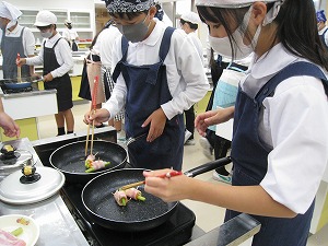 ベーコン巻きを作る児童 ベーコン巻きを作る児童