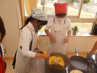 オムレツを作る児童