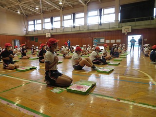 心臓の位置を確認する児童