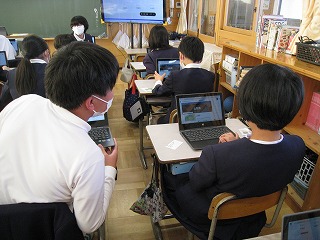 友達と一緒に活動する児童 友達と一緒に活動する児童