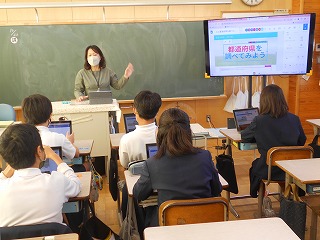 HPのつくり方について真剣に話を聞いています