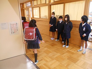 教室前であいさつする児童