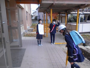昇降口でお辞儀をする児童