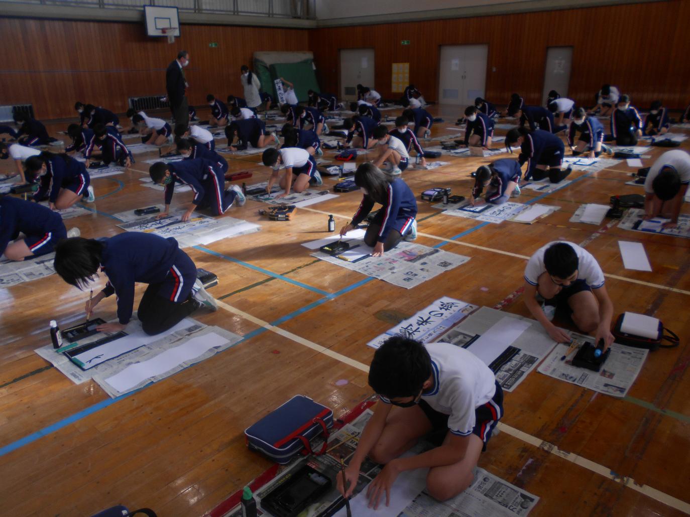 書き初めに真剣に取り組む児童