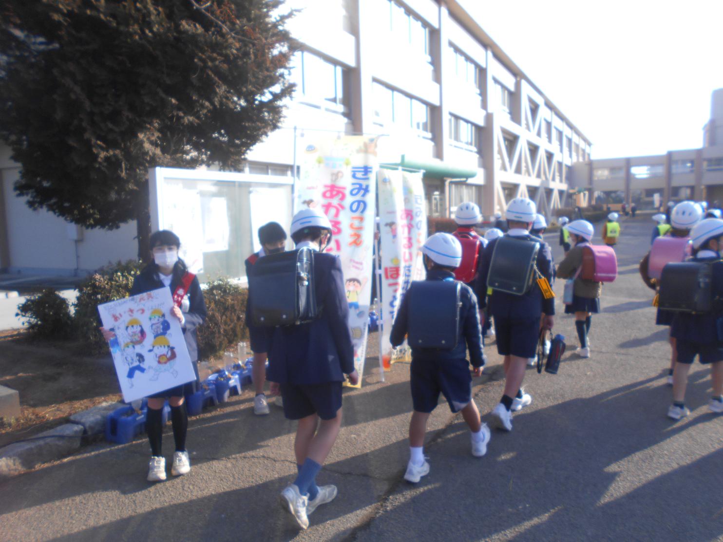 登校し,元気よくあいさつする児童