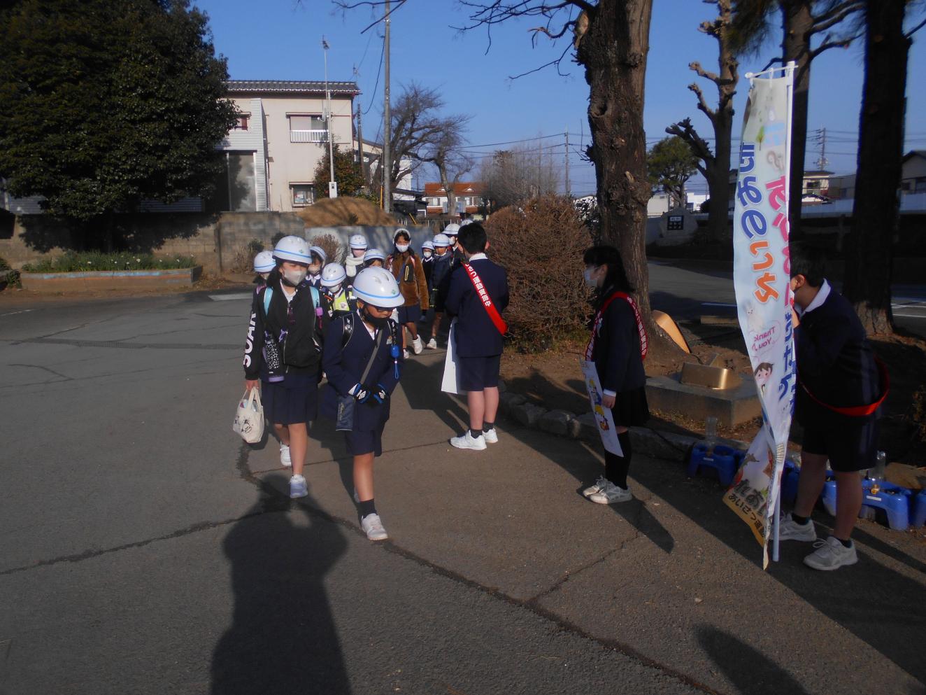 元気よくあいさつをする児童 元気よくあいさつをする児童