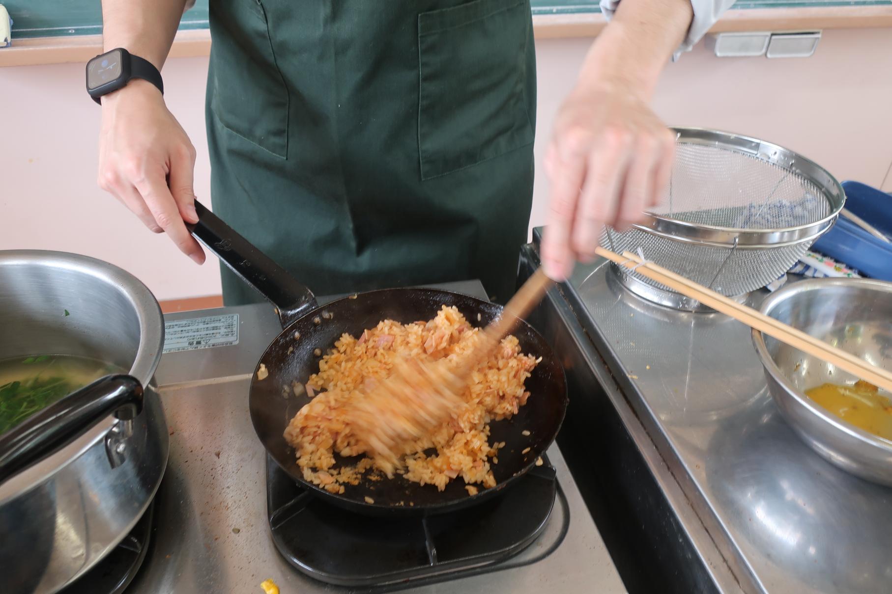ハムと玉ねぎを炒める ハムと玉ねぎを炒める