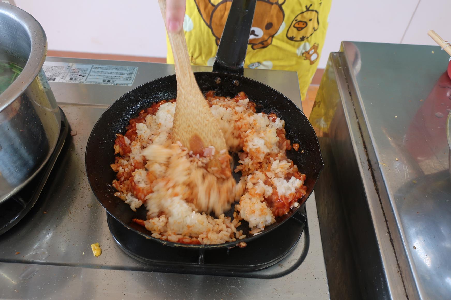 ご飯を加えて炒める ご飯を加えて炒める