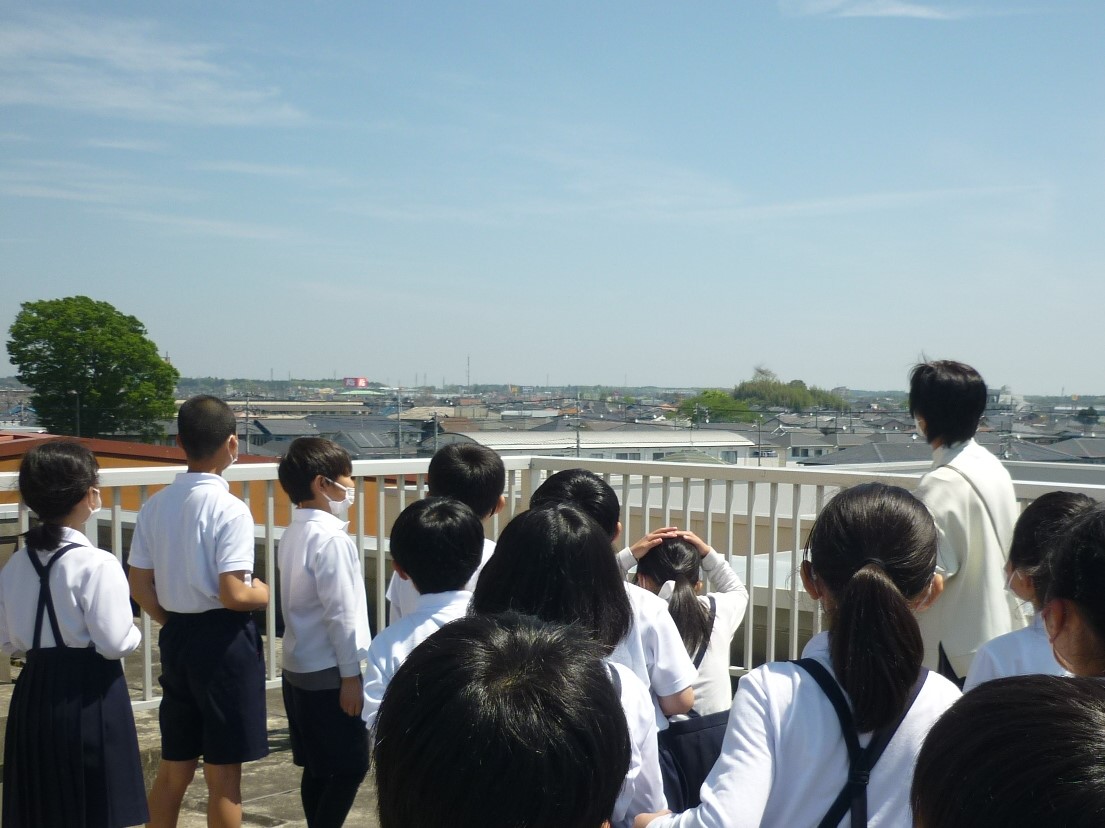 東には