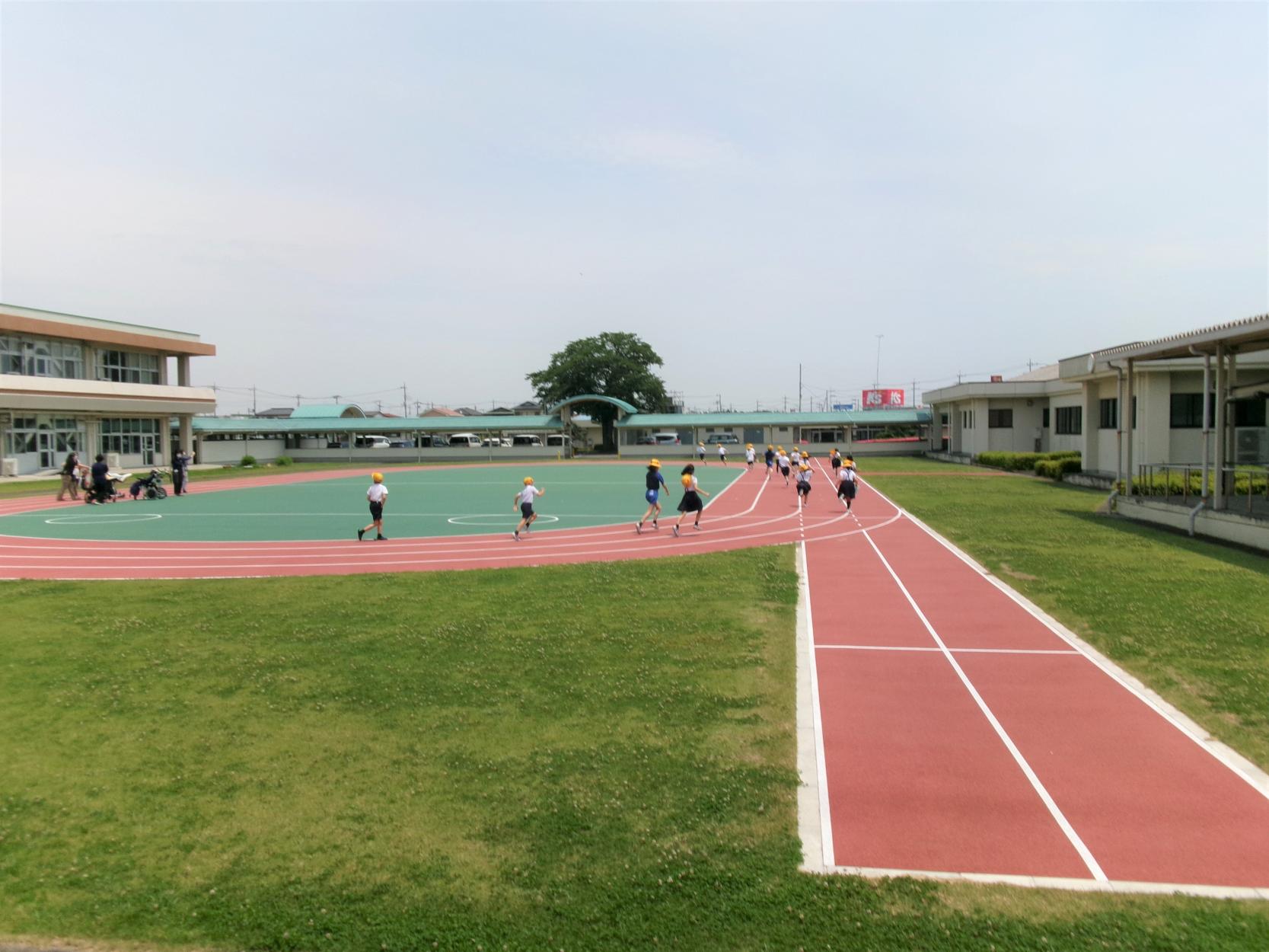 思いきり走り出す子どもたち 思いきり走り出す子どもたち