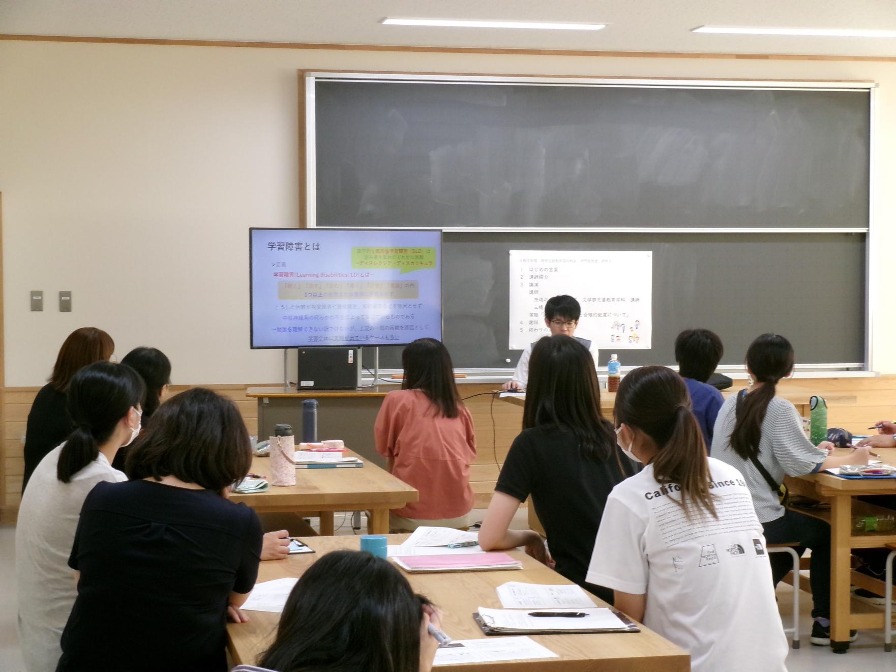 講義を聞く