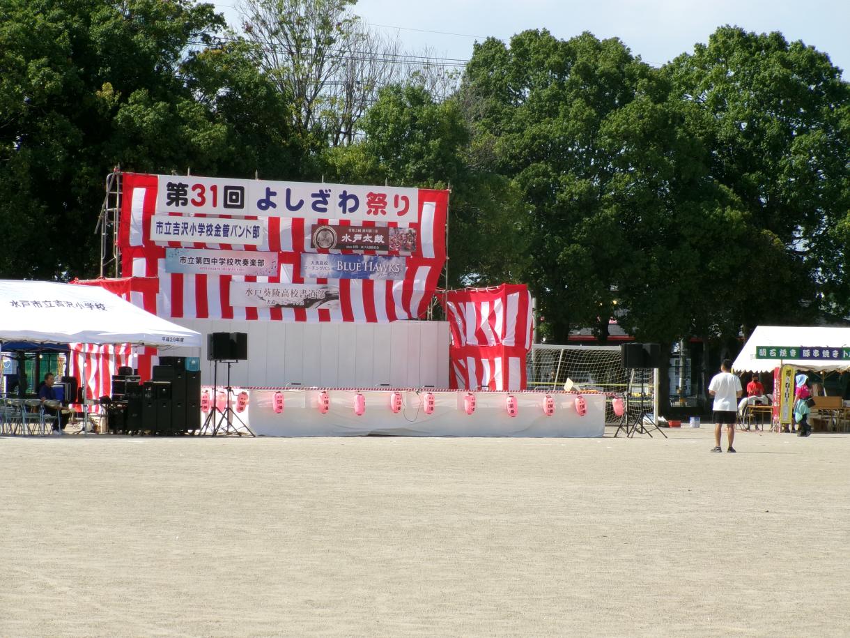 紅白幕が張られたステージ