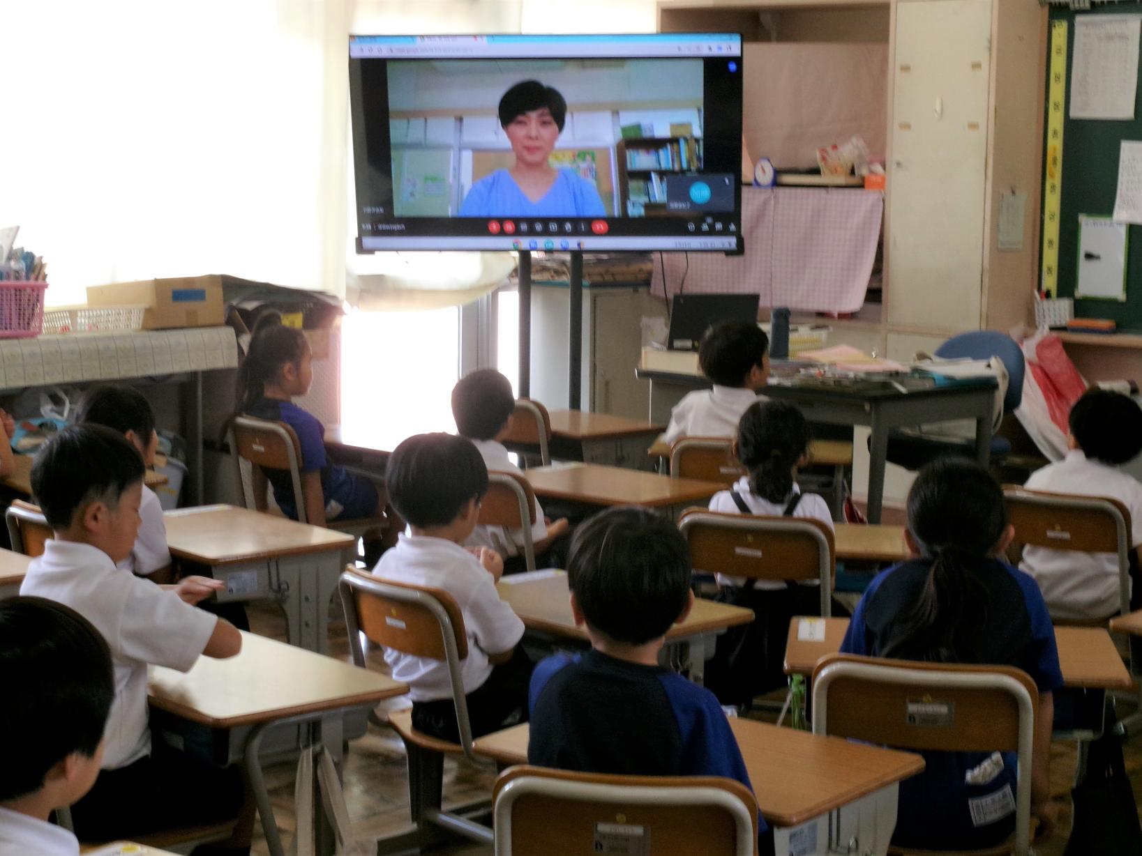 教室で話を聞く子どもたち