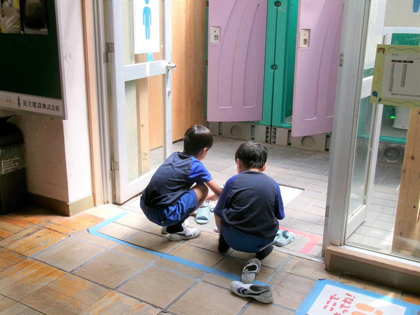 スリッパをそろえる児童たち