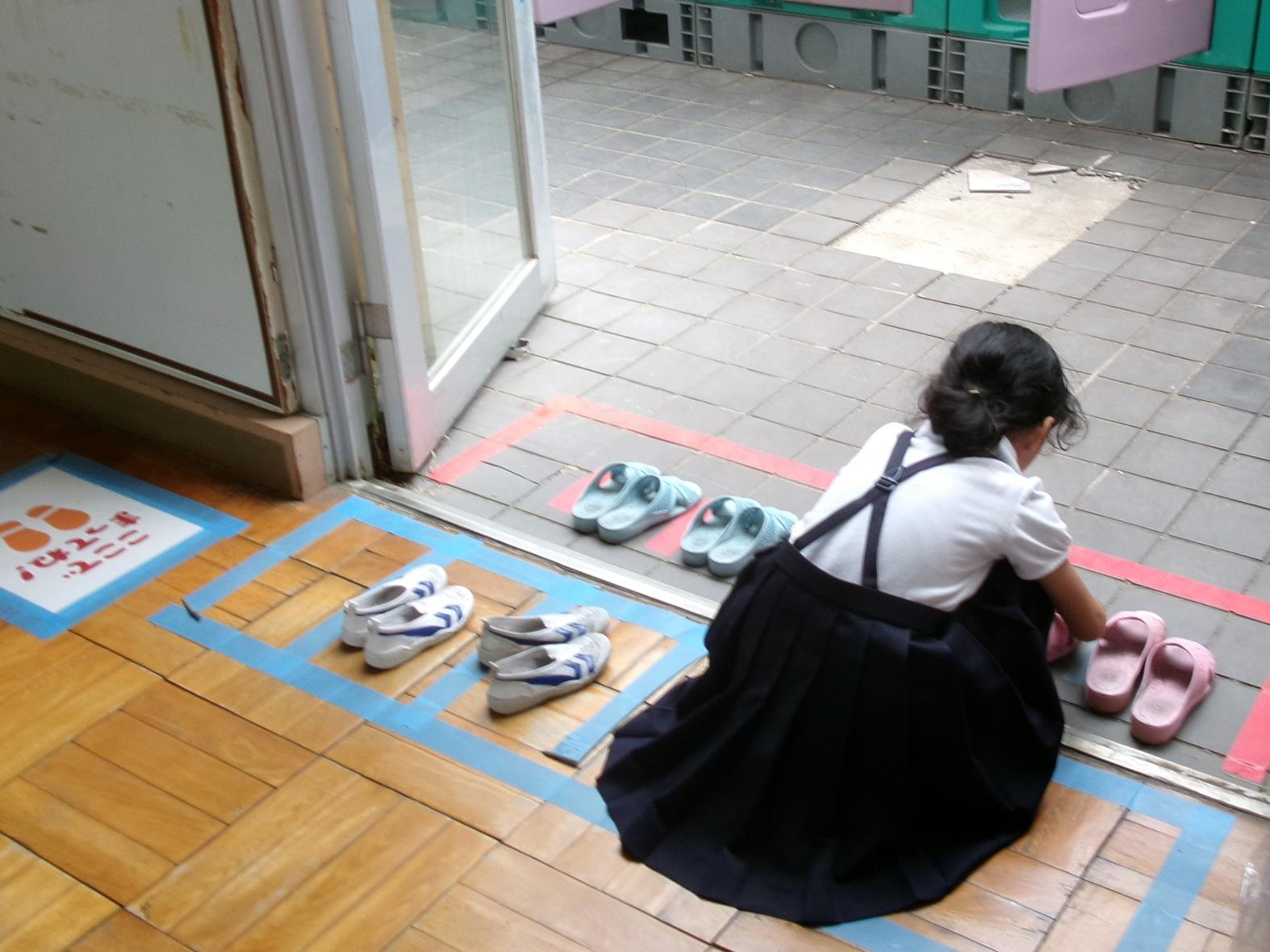 スリッパをそろえる児童