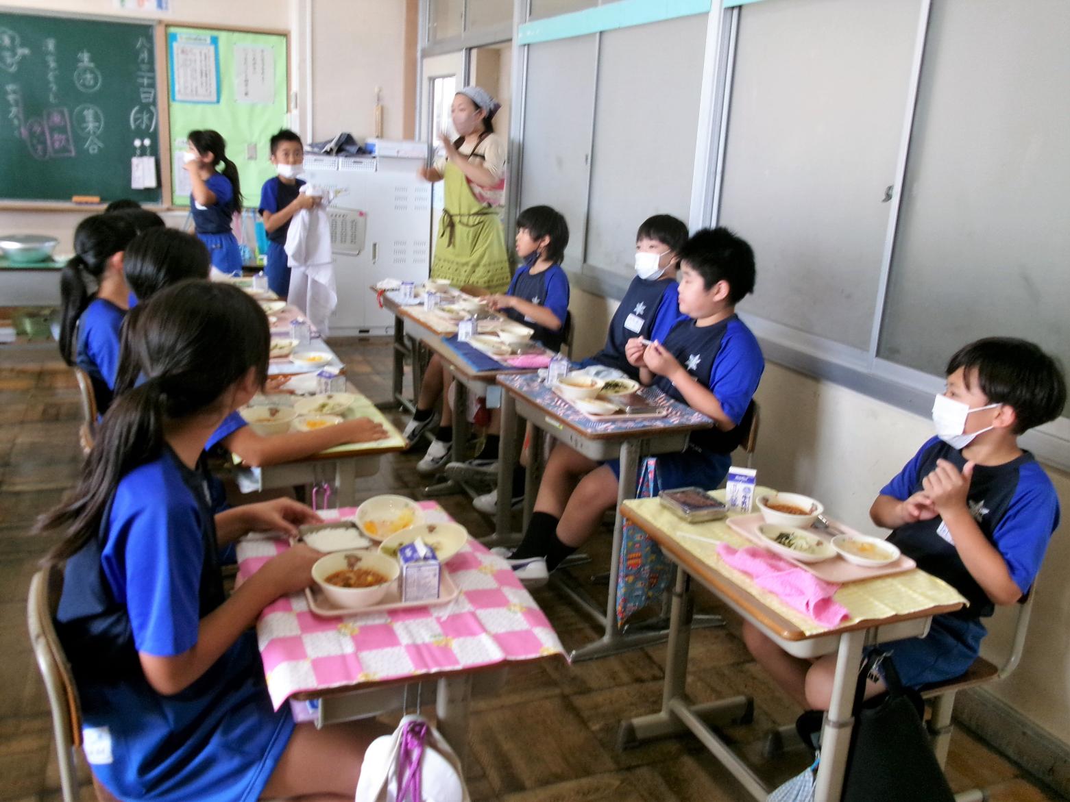 4年3組と栄養教諭