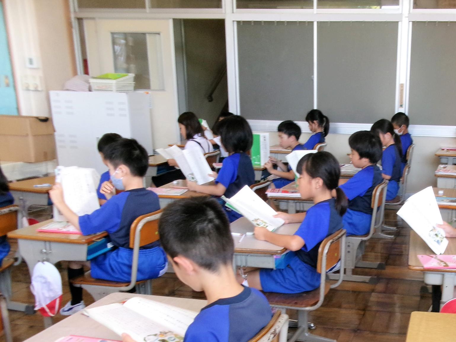 よい姿勢で音読します よい姿勢で音読します
