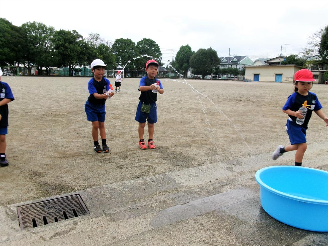 バケツめがけて