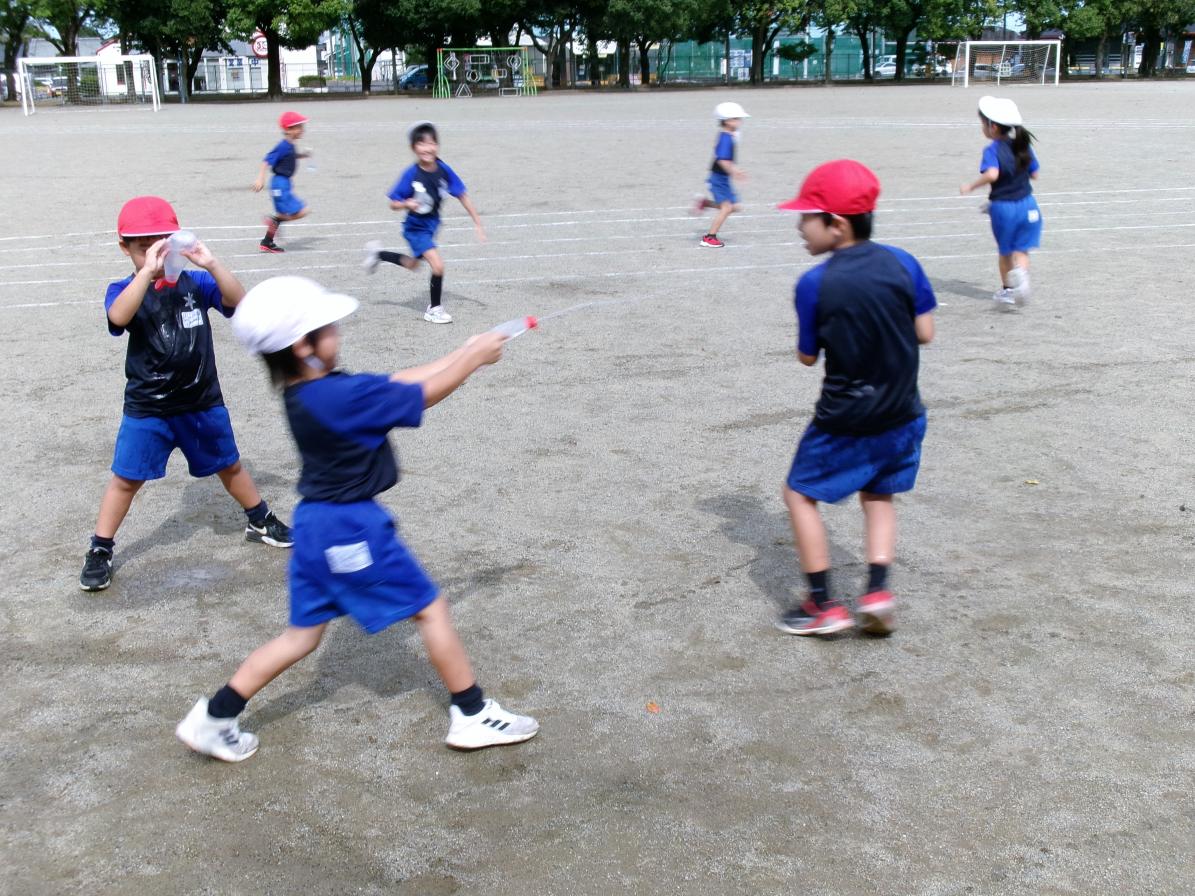 みんなで水かけっこ