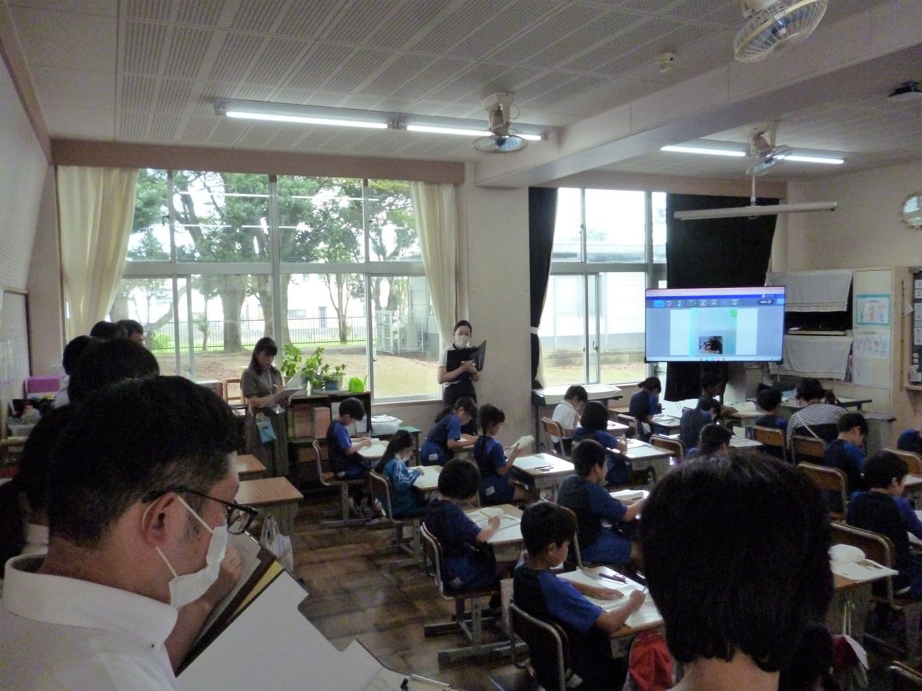 授業参観する先生方