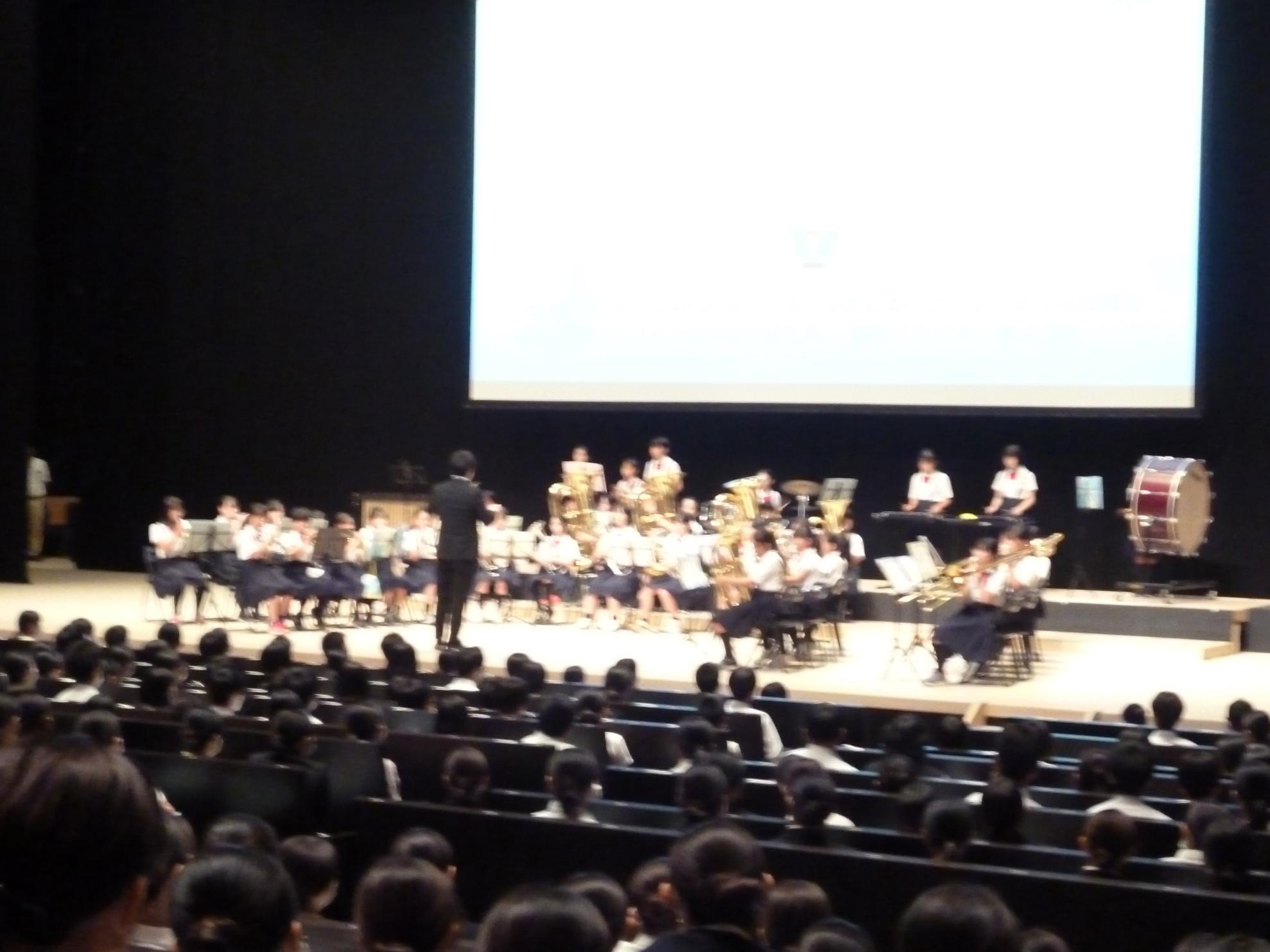金管バンド部の演奏披露