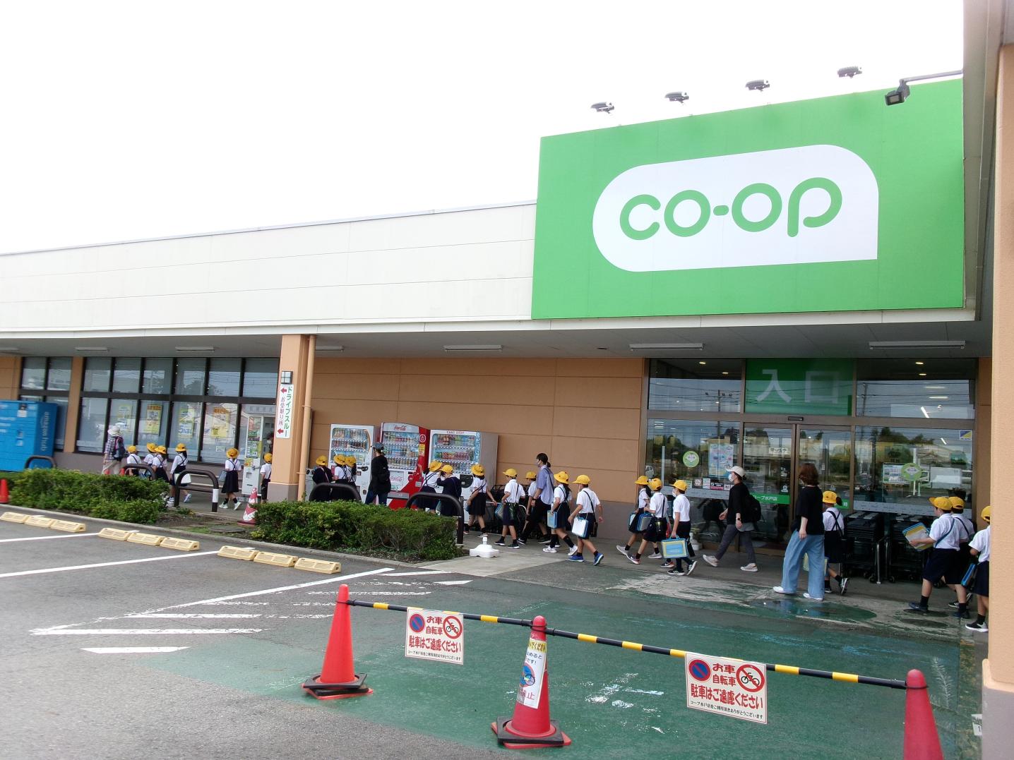 保護者ボランティアの方に見守られて無事到着