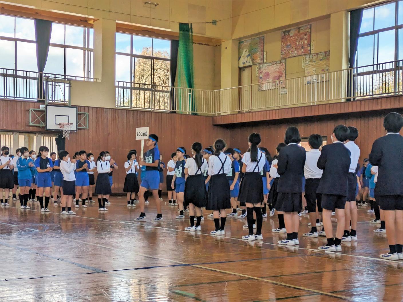 堂々と入場する6年生