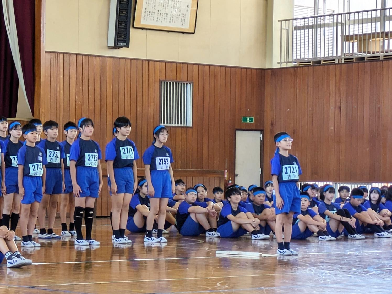 はきはきと目標を発表する6年生