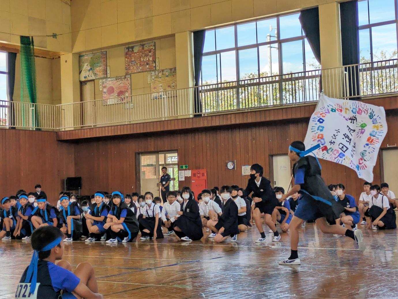 ウェーブをする5年生