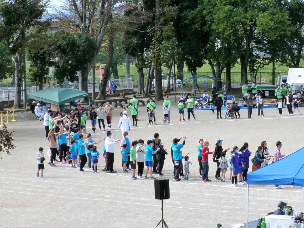 「よしざわ音頭」を輪になって踊る