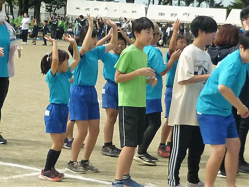 「よしざわ音頭」を踊る子どもたち