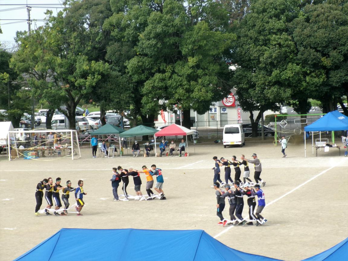 ムカデ競争には子どもたちからも大きな声援が