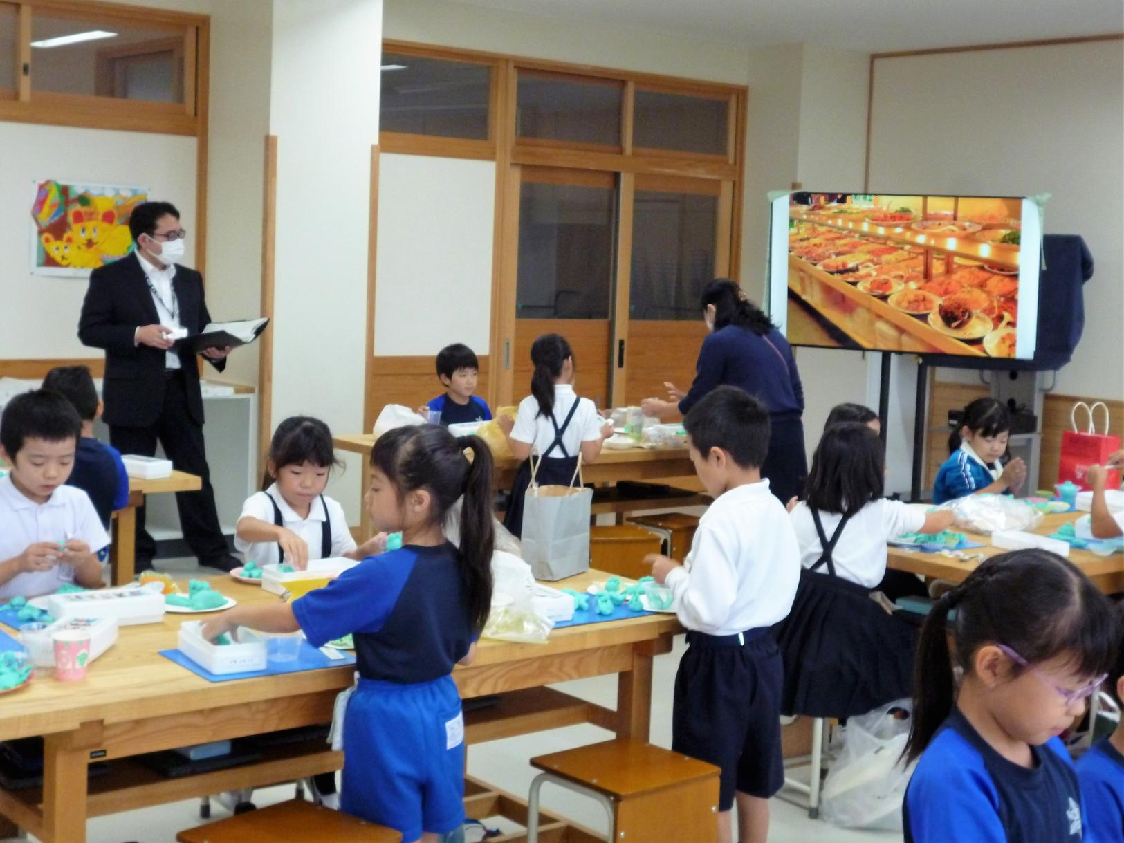 1年1組ごちそうを制作中