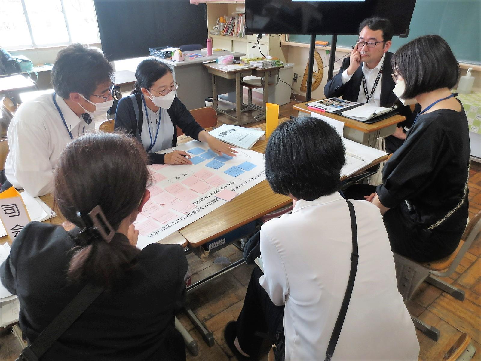 分科会で話し合う先生方 分科会で話し合う先生方