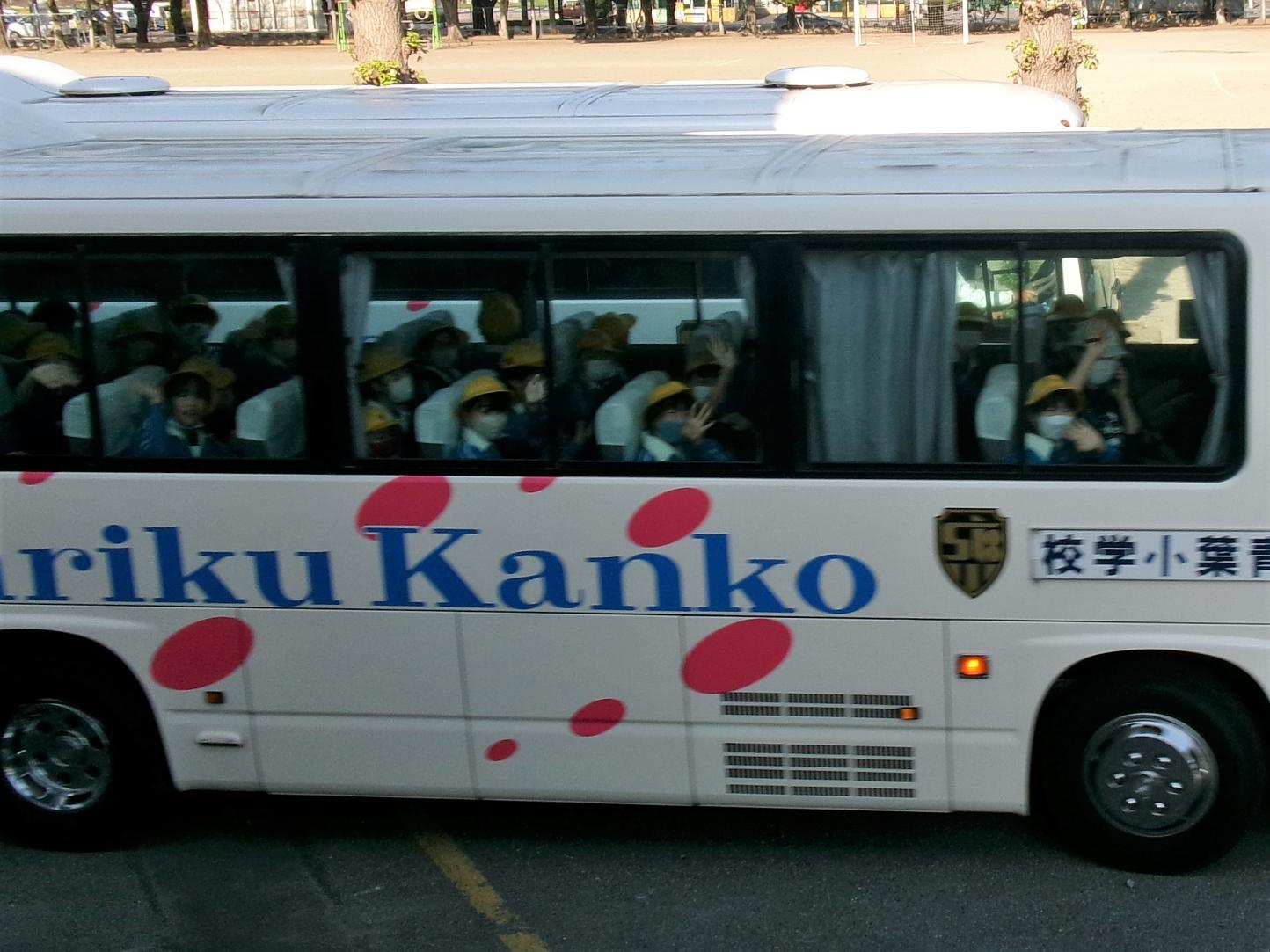 元気に手を振って出発